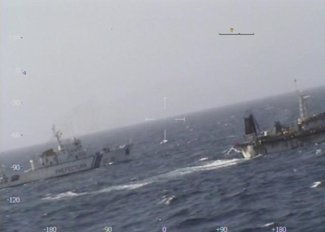 阿根廷海岸警卫队与中国渔船对峙。