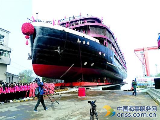 江汉朝宗大型演艺船“知音号”在武船集团顺利下水
