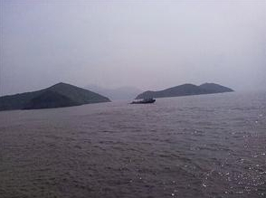 宁波载300多吨货船触礁 沉没前5名船员获救