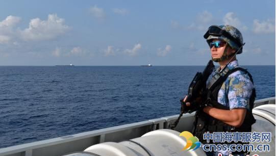中国海军第22批护航编队大庆舰为多艘商船伴随护航