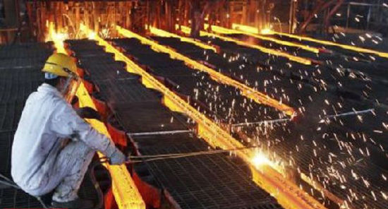 图为中国一处钢铁生产车间。