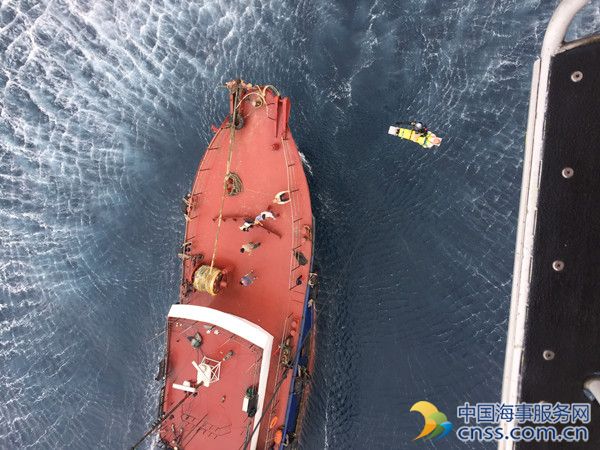 南海第一救助飞行队成功救助一名昏迷渔民