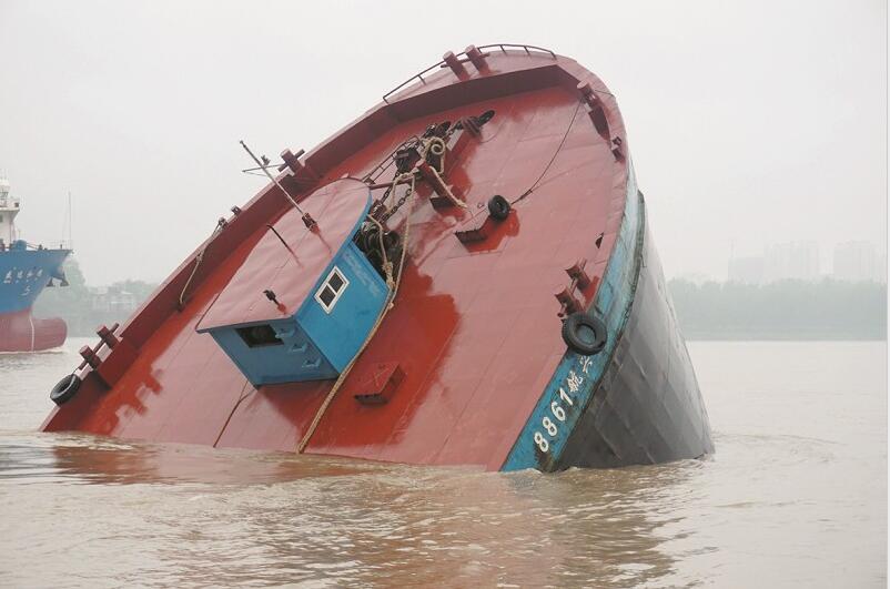 长江黄石段一砂船自沉 两名船员被救起未污染水域