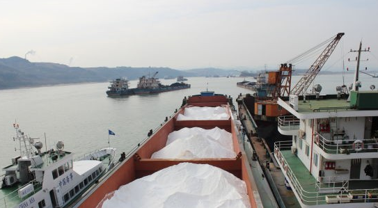 长江中游枯水期结束 1335艘船舶减载平安通过