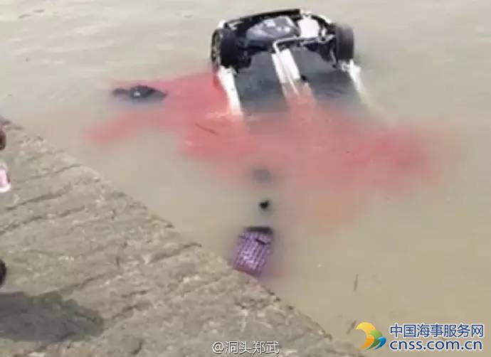 轿车倒车不慎坠海 海水瞬间被染红