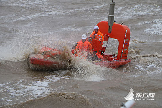 东海救助局一天成功救助两货船4名遇险船员