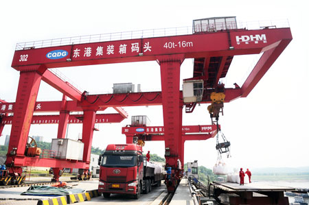 重庆东港重载汽车滚装码头正式投运