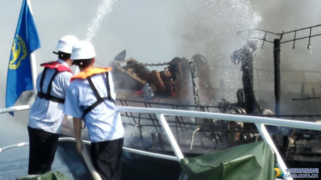 现场海事执法人员在现场扑灭渔船上的大火-海事局提供 