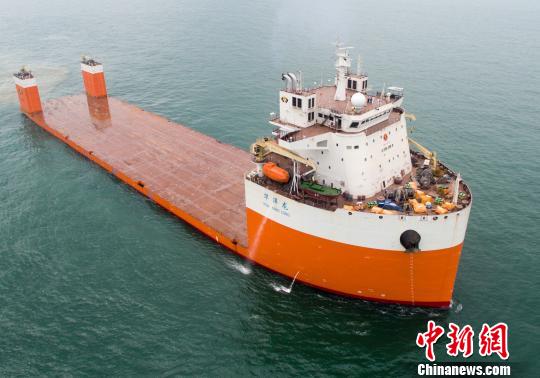 中国最大载重吨位半潜打捞工程船 “华洋龙”号首航