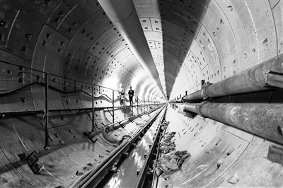 中国首条下穿黄河地铁隧道实现贯通