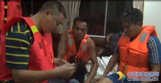 3名渔民夜钓鱿鱼沉船遇险 海警迅速救援