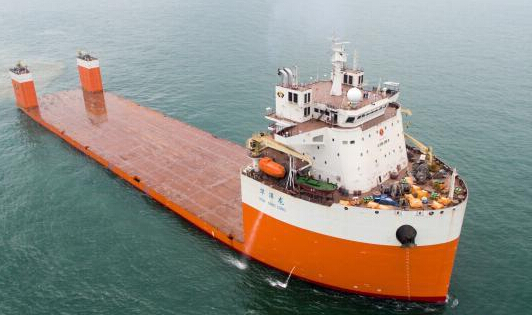 中国最大半潜打捞工程船 “华洋龙”号首航