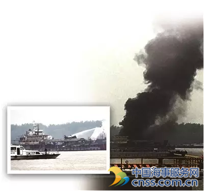 南京江面两空载危险品货船闪爆失火，致2人身亡