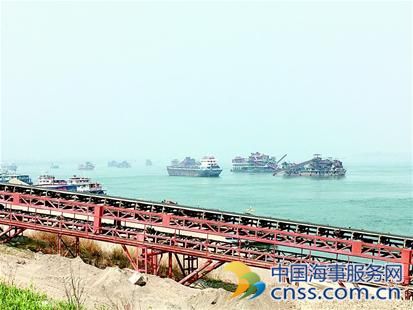 长江荆州段，被松滋市水利局集中监管的8艘非法采砂工程船