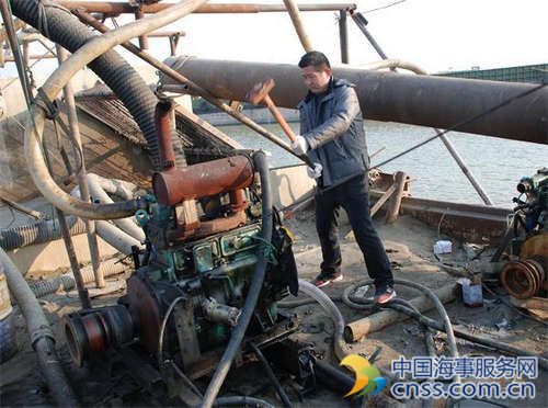 驻马店销毁大型采砂船 整艘船电焊大卸多块