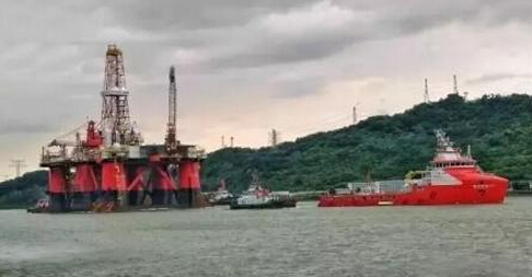 “海洋石油685”轮拖带“南海八号”启程