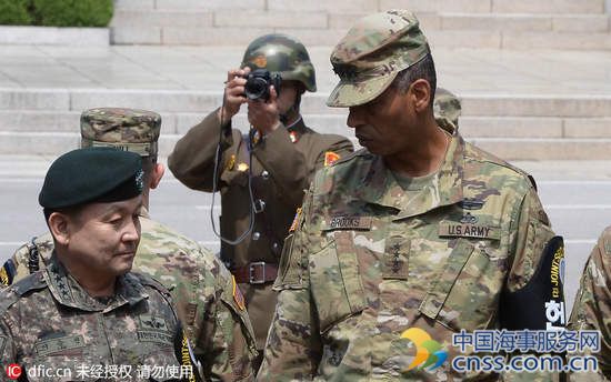 韩美联军司令视察板门店 朝士兵近距拍摄