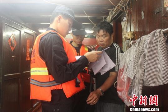  广东海警二支队官兵深入辖区渔场、港口，为渔船民宣传伏季休渔期的法律法规和安全知识。