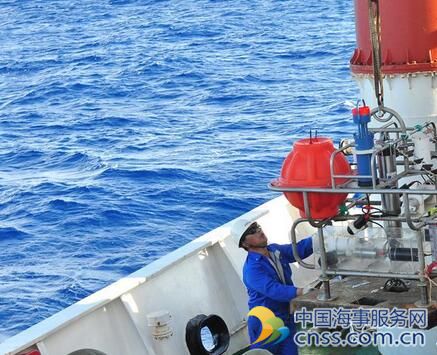 5月17日，科研人员在“向阳红09”船布放6000米级着陆器
