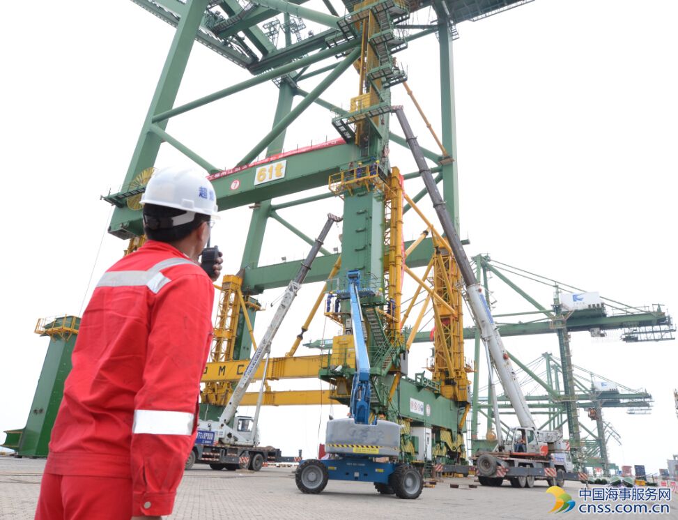 福州港岸桥“长”高10米迎1.8万箱船 创全球之最 