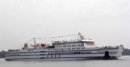 琼州海峡最大客滚船“紫荆十六号”首航