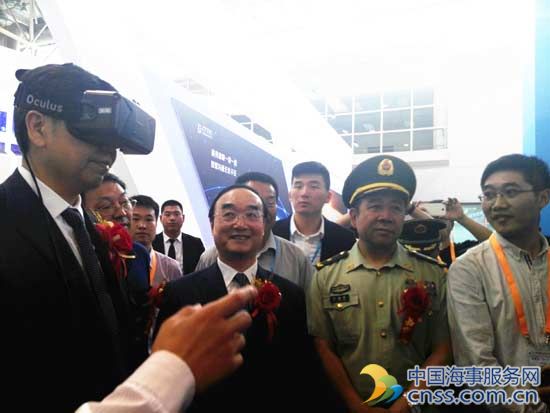 交通运输部党组成员李建波在水运科学研究院展台体验船员模拟考试VR系统