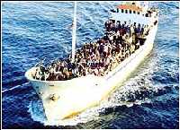 意大利海军展开拯救行动 利比亚岸外2000难民被救