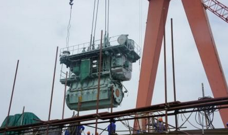 新乐造船13000吨化学品船主机成功吊装