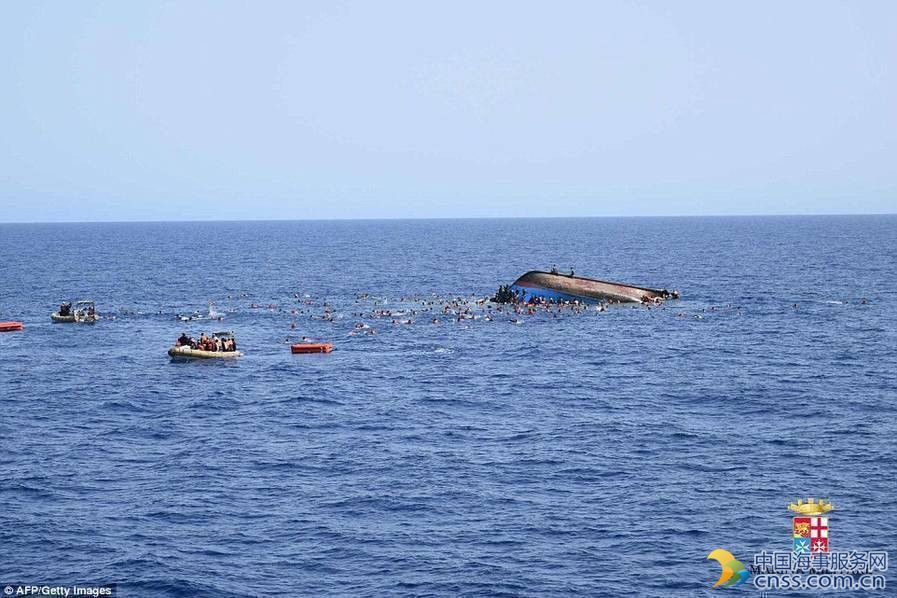载数百人难民船在利比亚近海海域倾覆瞬间
