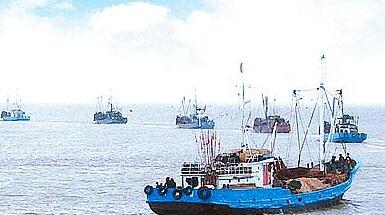 南通启东一渔船海上作业生意外 渔民互救5人皆脱险