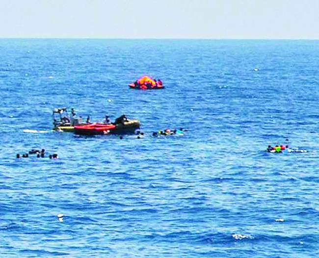疑载难民渔船在海上翻沉 恐致超过百人遇难【视频】
