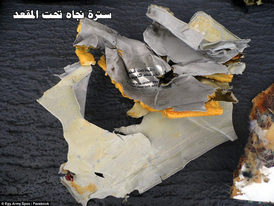 5月21日，埃及军方公布埃航失事客机的残骸照片。