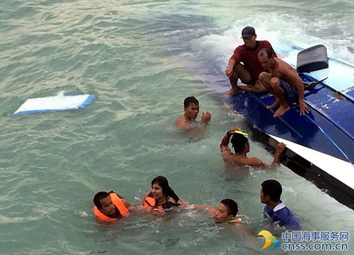 泰国一游艇触礁倾覆 已致2人遇难【视频】