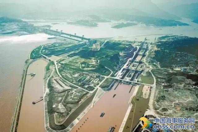 揭秘：长江三峡里的船是如何过闸的？