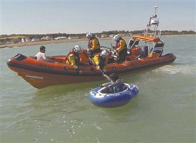 19名难民夜间乘橡皮筏偷渡英吉利海峡 遇险后获救