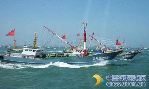 菲船夹击中国渔船遭悲剧一幕：被渔船撞凹一片