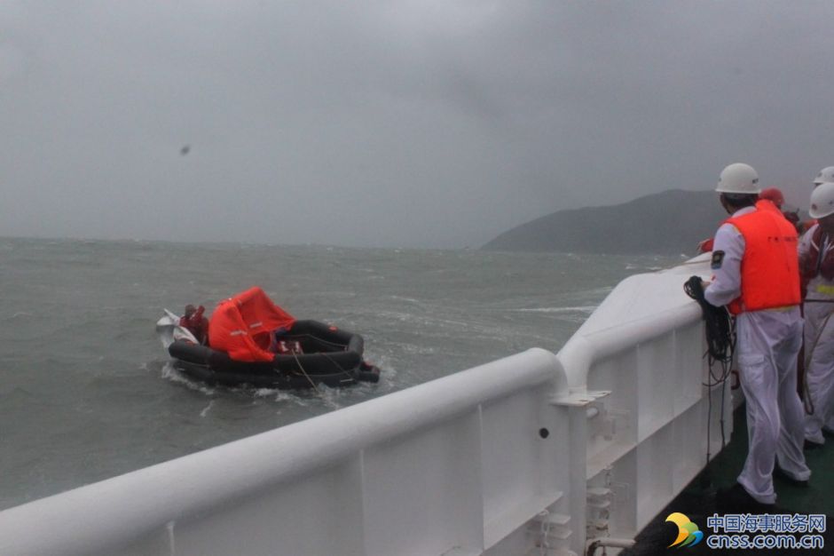 “三无”蚝船台风中遇故障，幸遇锚艇相救脱险