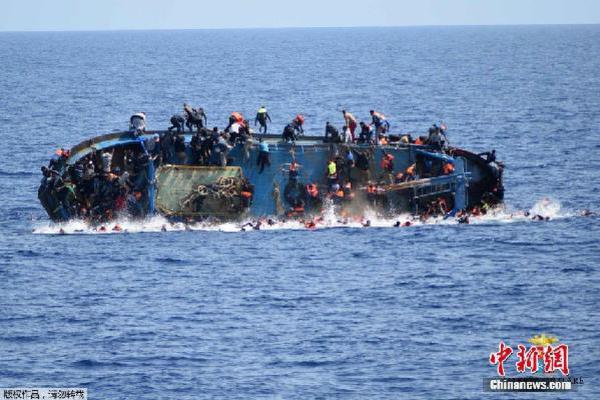 19名难民夜间乘橡皮筏偷渡英吉利海峡 遇险后获救