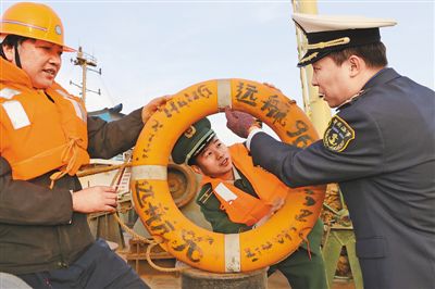 执法人员对散货船只进行常规“体检”