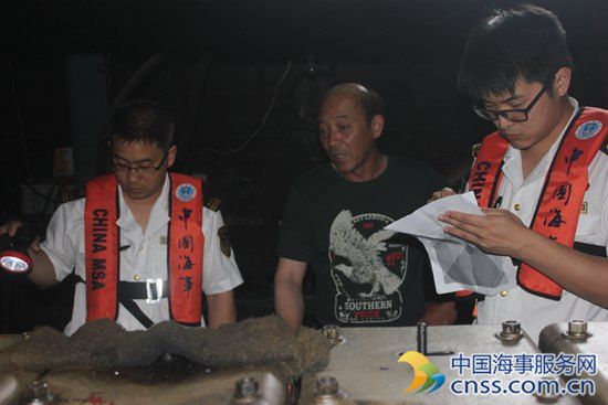 荆州海事局出重拳严查安全隐患 多艘船舶被滞留 