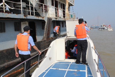 鄂州黄石开展非法码头整治联合执法工作