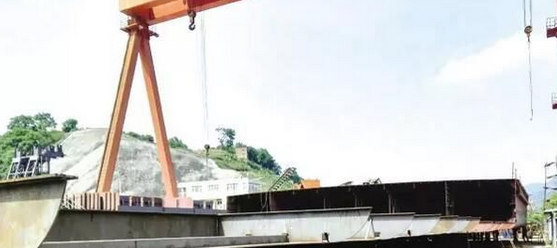 东港船舶承建的75米双浮吊趸船合拢