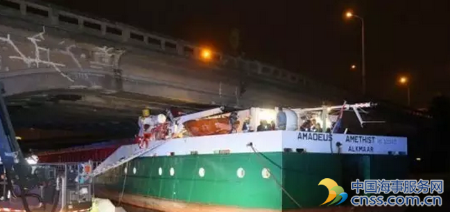 货轮撞上桥梁致驾驶室被毁 至少1名船员受重伤