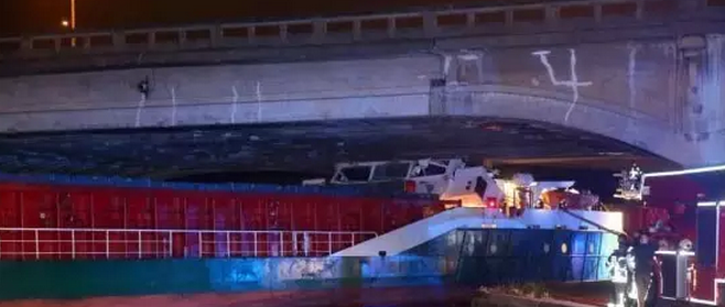 货轮撞上桥梁致驾驶室被毁 至少1名船员受重伤