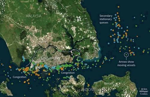 途径新加坡的各类油轮，在拥堵的水域里油轮不得不在港口附近努力寻找行驶的空间