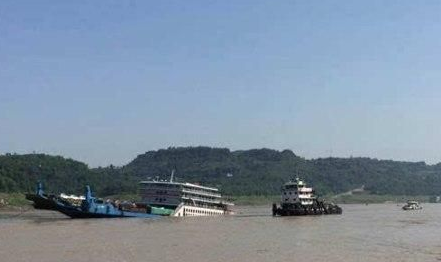 长江重庆涪陵水域一艘滚装船触礁进水