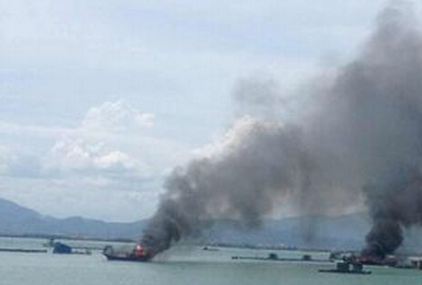 三亚港口现火情 4艘渔船接连起火