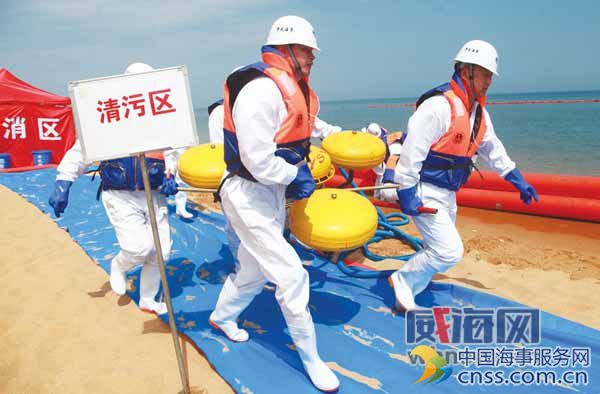 威海举办首次岸滩溢油防护演习 无人机助力清油
