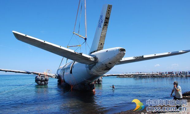 土耳其将大型客机沉入海中以促进潜水旅游业