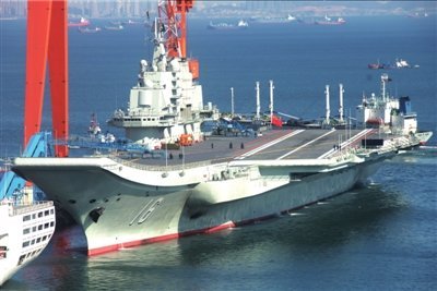 中国首艘自造航母正铺设飞行甲板？【视频】